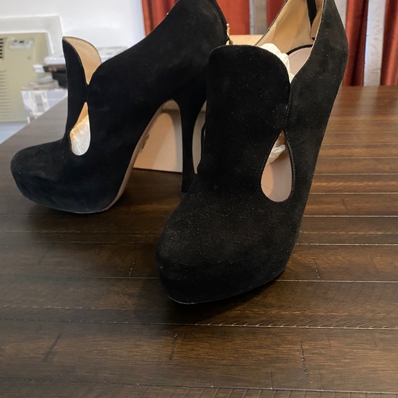 Gently worn Prada Black tear drop cut out bootie - Picture 5 of 9